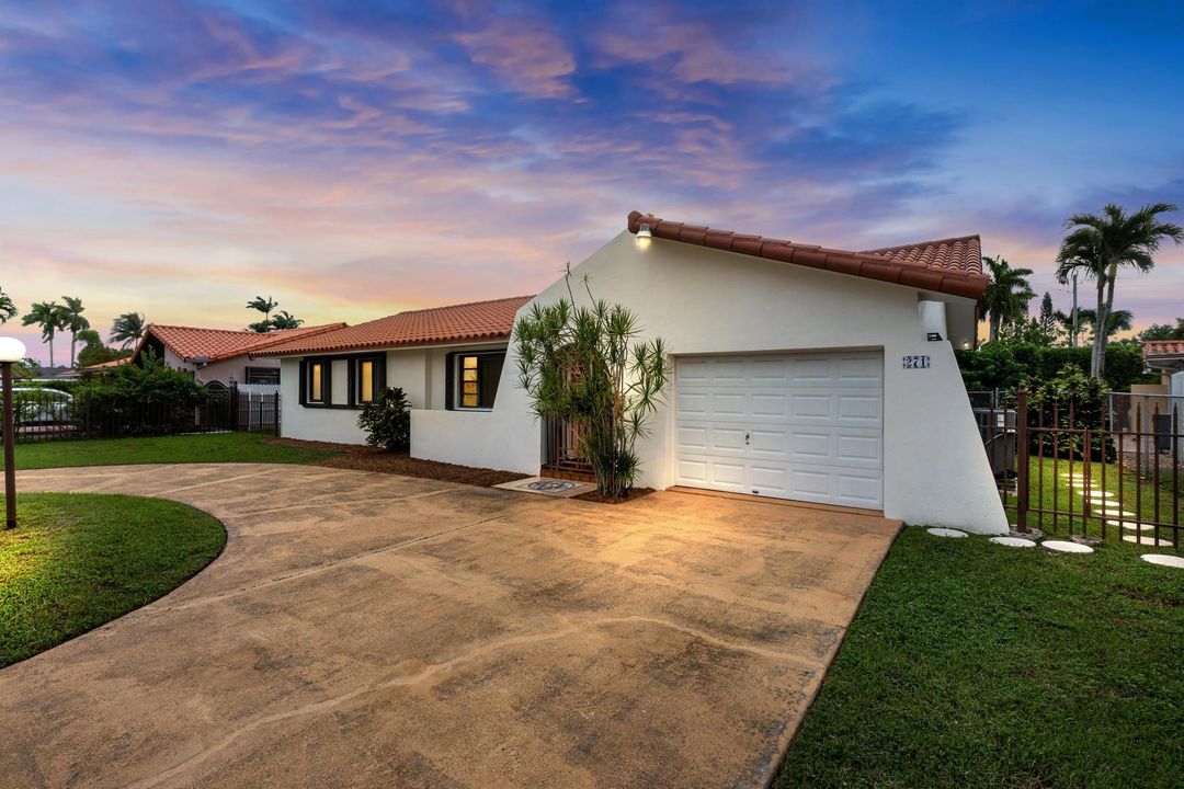 For Sale: $800,000 (4 beds, 2 baths, 1962 Square Feet)