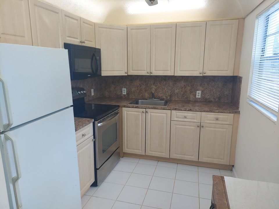 For Rent: $1,600 (2 beds, 1 baths, 840 Square Feet)