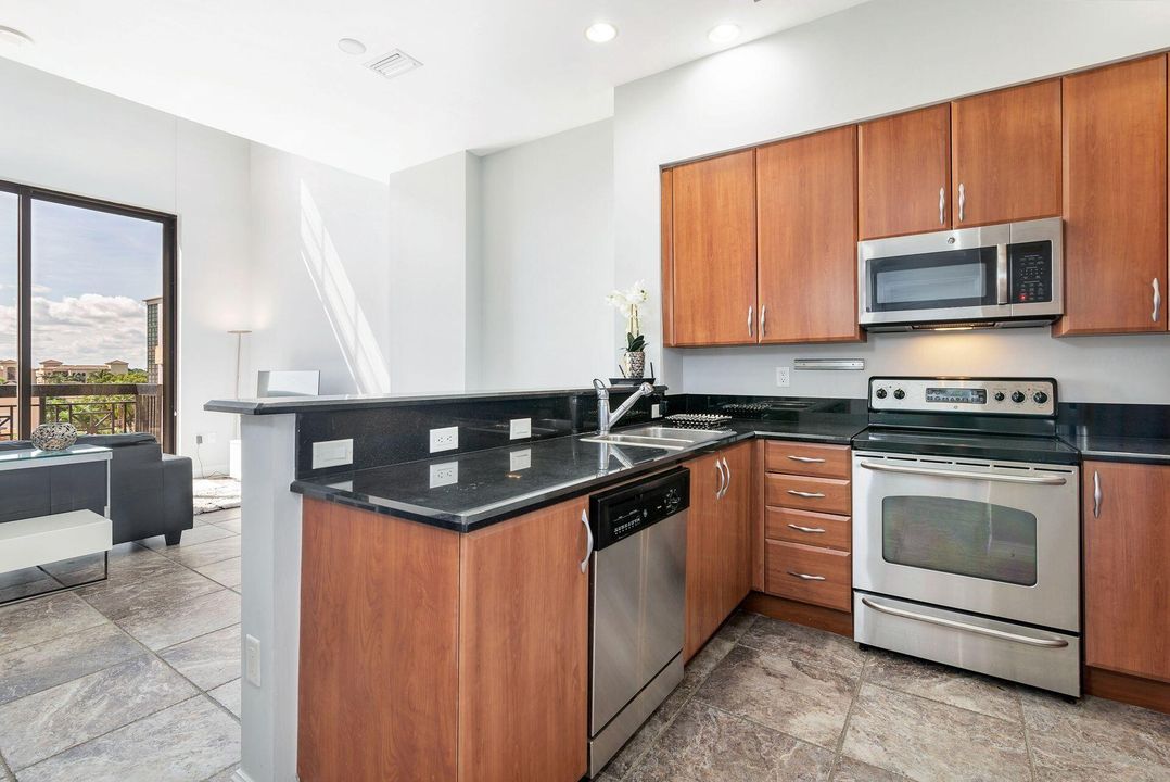 For Sale: $440,500 (1 beds, 1 baths, 968 Square Feet)