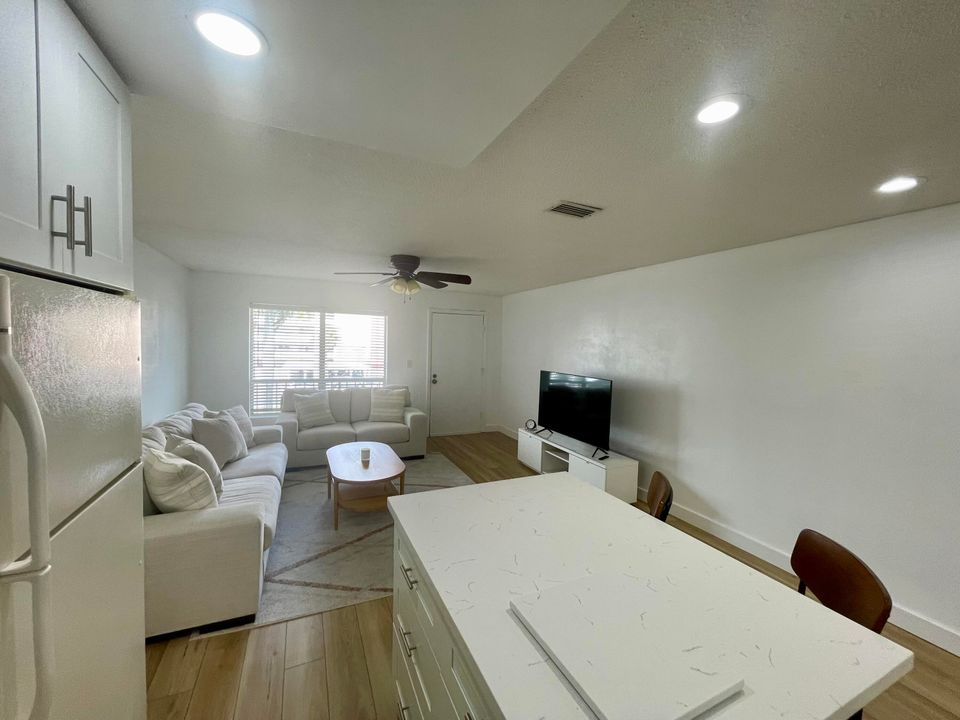 For Rent: $2,000 (1 beds, 1 baths, 660 Square Feet)