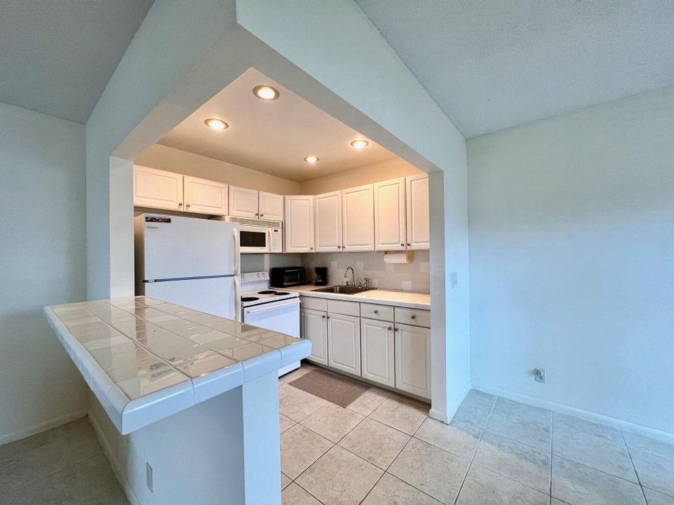 For Sale: $109,000 (1 beds, 1 baths, 684 Square Feet)