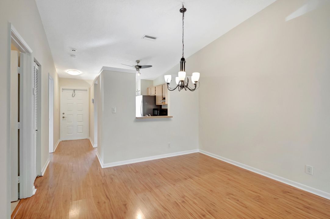 For Sale: $199,900 (2 beds, 2 baths, 863 Square Feet)