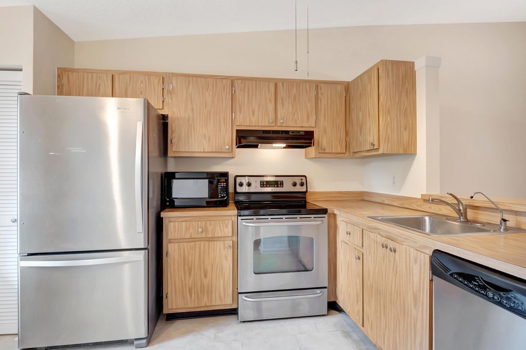 For Sale: $199,900 (2 beds, 2 baths, 863 Square Feet)