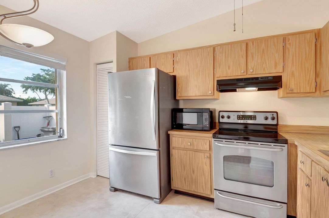 For Sale: $199,900 (2 beds, 2 baths, 863 Square Feet)