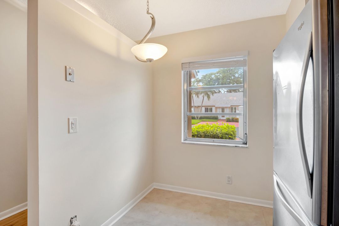 For Sale: $199,900 (2 beds, 2 baths, 863 Square Feet)