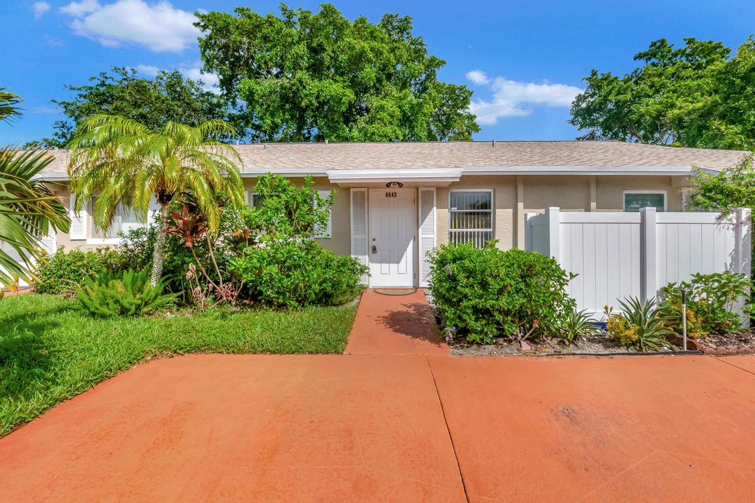 For Sale: $209,000 (2 beds, 2 baths, 863 Square Feet)