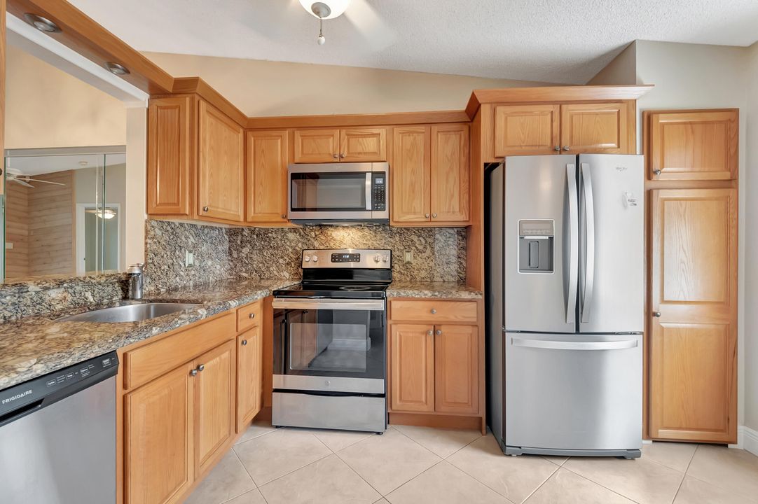 For Sale: $209,000 (2 beds, 2 baths, 863 Square Feet)