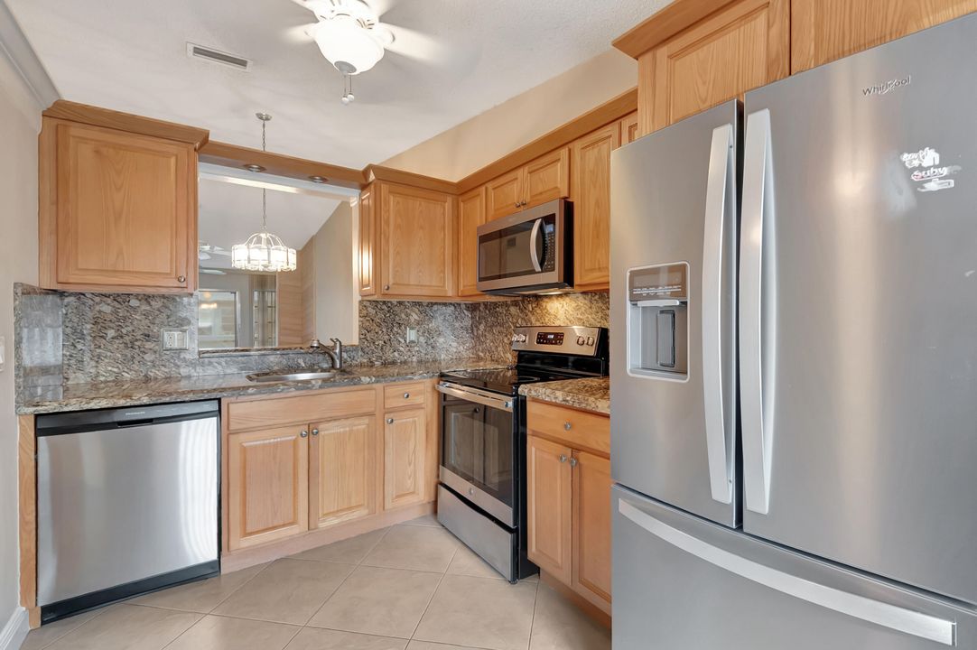 For Sale: $209,000 (2 beds, 2 baths, 863 Square Feet)