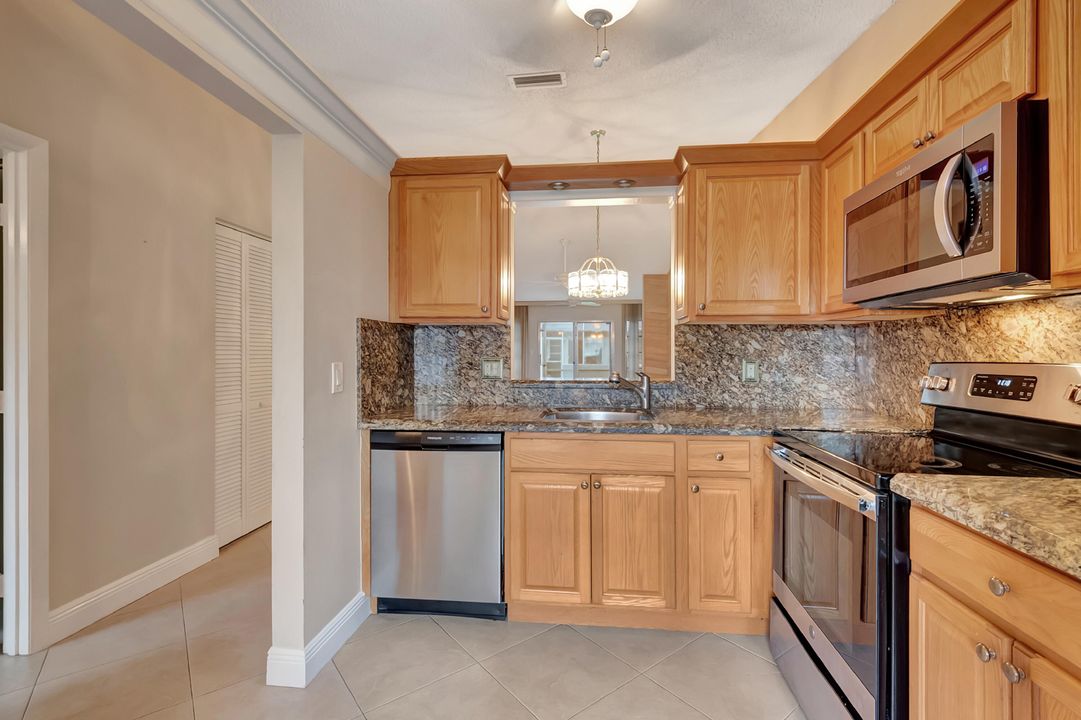 For Sale: $209,000 (2 beds, 2 baths, 863 Square Feet)