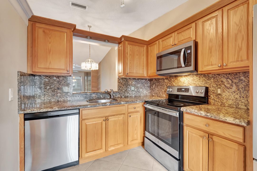 For Sale: $209,000 (2 beds, 2 baths, 863 Square Feet)