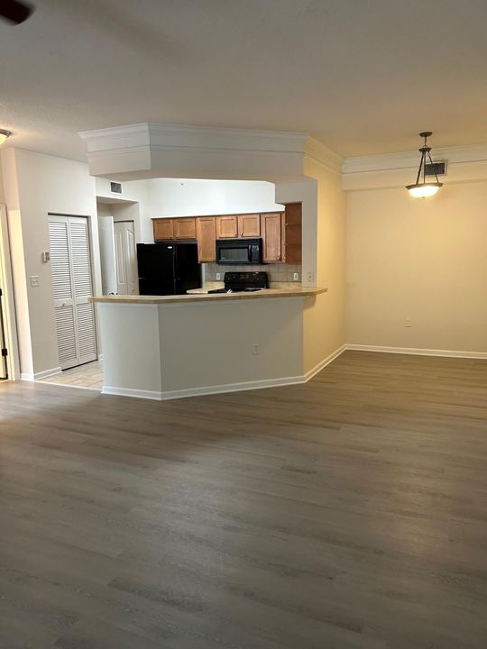 For Rent: $1,750 (1 beds, 1 baths, 932 Square Feet)