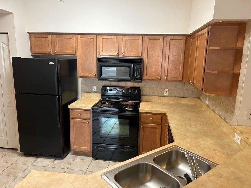 For Rent: $1,750 (1 beds, 1 baths, 932 Square Feet)