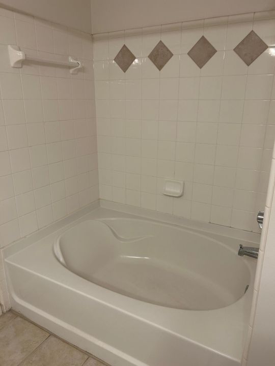 For Rent: $1,750 (1 beds, 1 baths, 932 Square Feet)