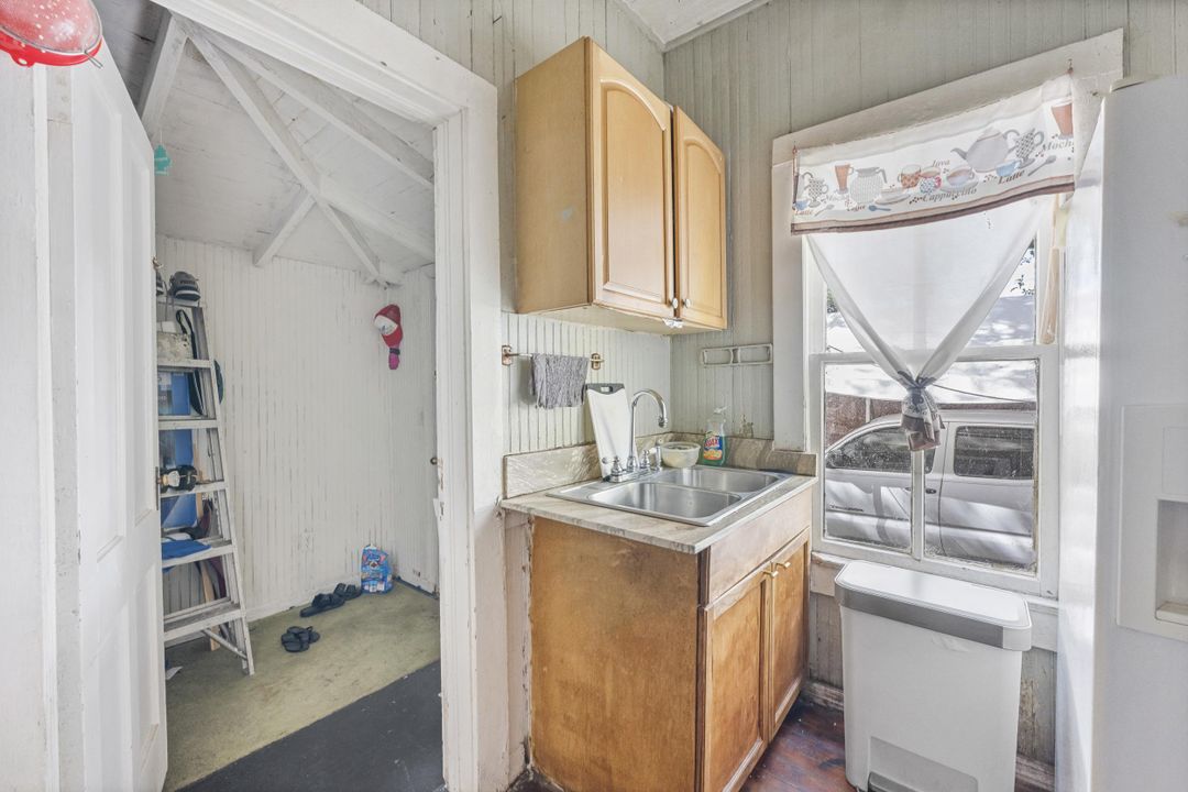 For Sale: $174,900 (2 beds, 1 baths, 1040 Square Feet)