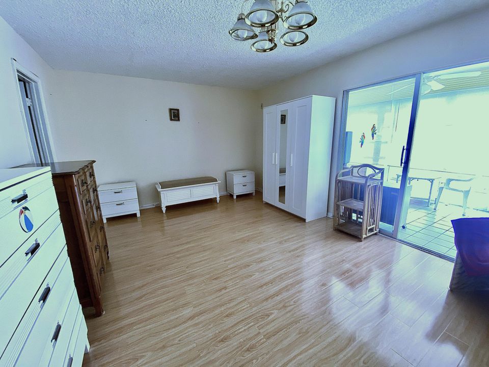 For Sale: $110,000 (1 beds, 1 baths, 719 Square Feet)