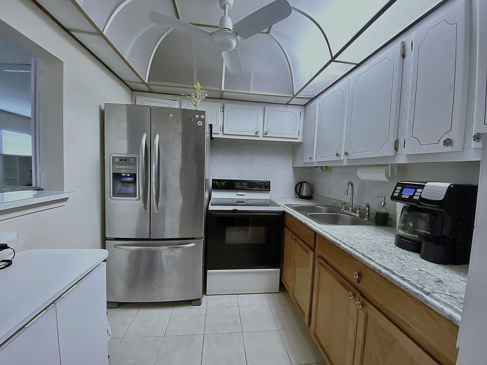 For Sale: $110,000 (1 beds, 1 baths, 719 Square Feet)