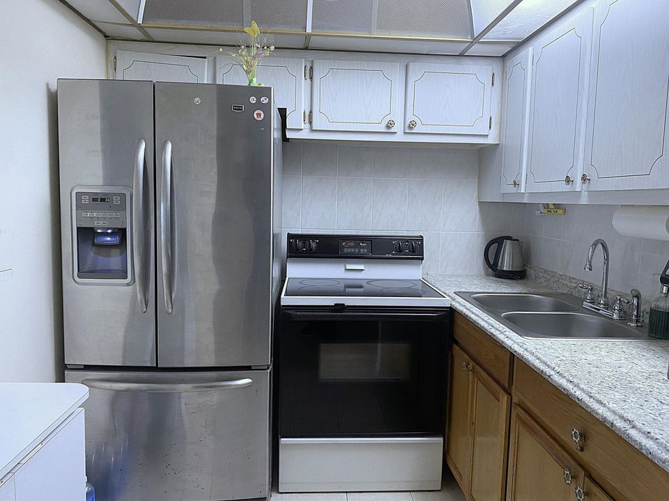 For Sale: $110,000 (1 beds, 1 baths, 719 Square Feet)