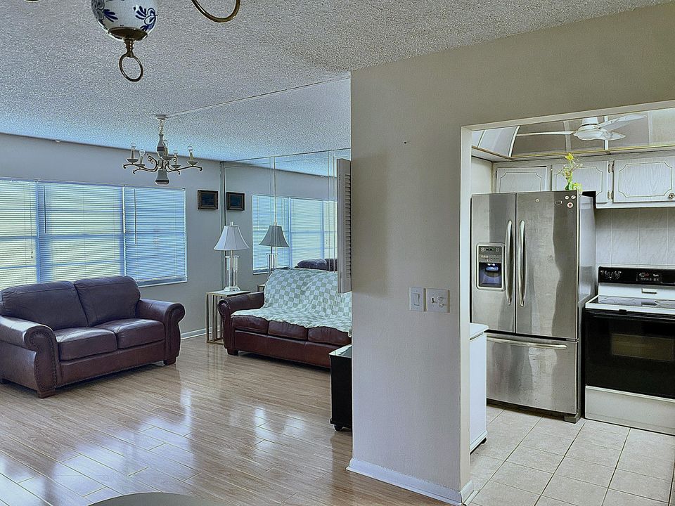 For Sale: $110,000 (1 beds, 1 baths, 719 Square Feet)