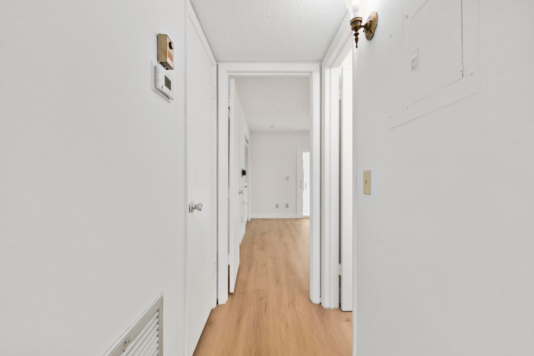 For Sale: $149,000 (1 beds, 1 baths, 747 Square Feet)