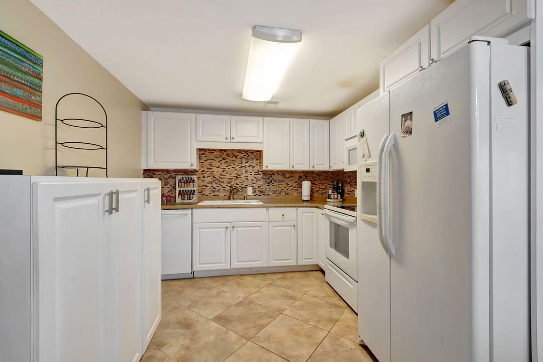 For Sale: $225,000 (2 beds, 2 baths, 945 Square Feet)