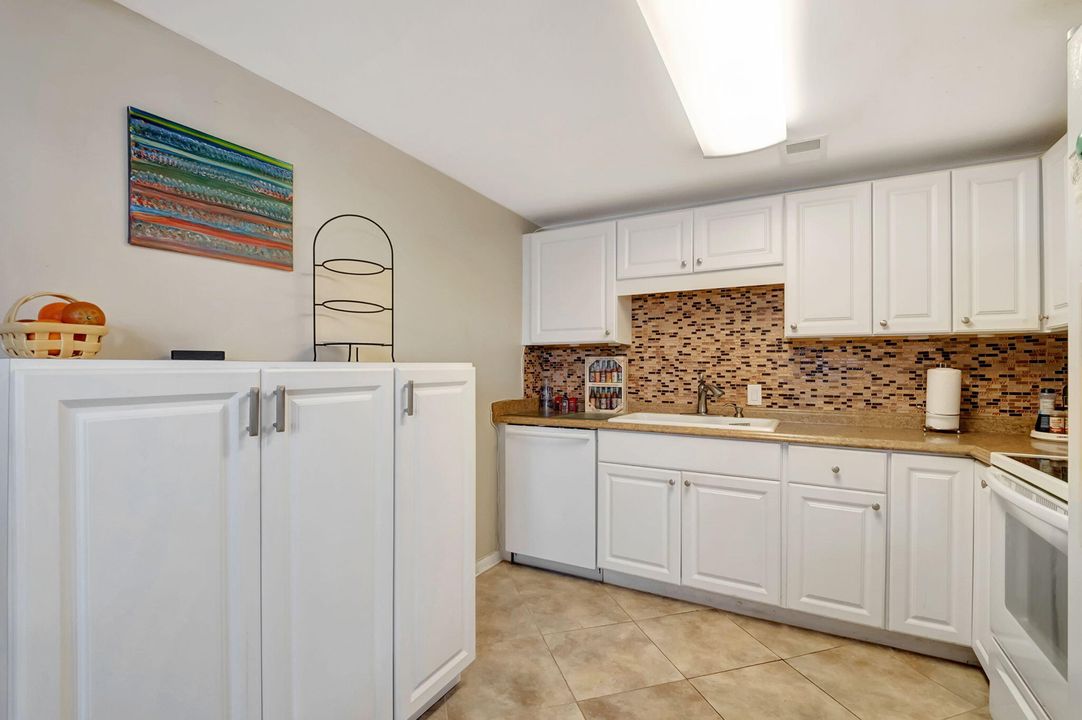 For Sale: $225,000 (2 beds, 2 baths, 945 Square Feet)