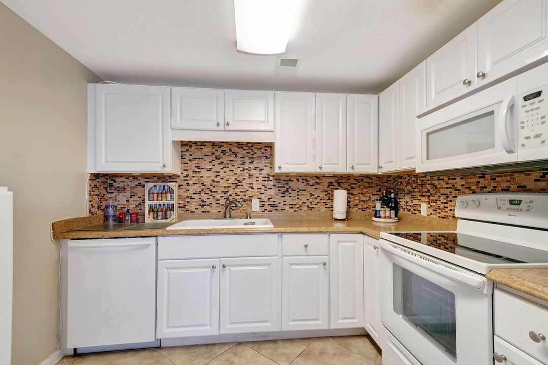 For Sale: $225,000 (2 beds, 2 baths, 945 Square Feet)