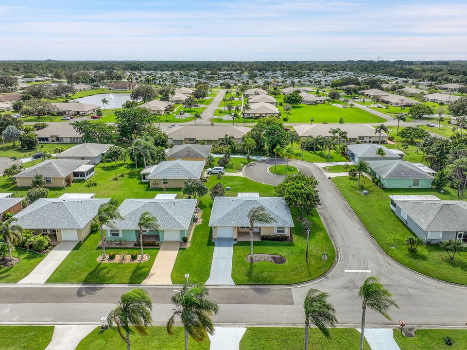 For Sale: $273,000 (2 beds, 2 baths, 1135 Square Feet)