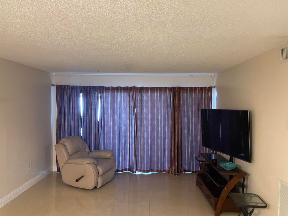 For Rent: $1,950 (2 beds, 2 baths, 999 Square Feet)