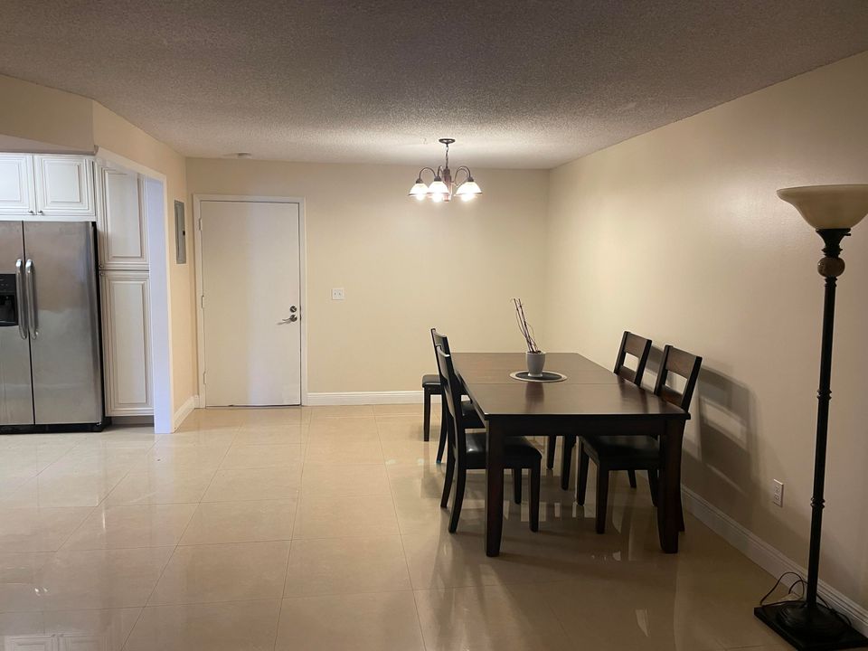 For Rent: $1,950 (2 beds, 2 baths, 999 Square Feet)