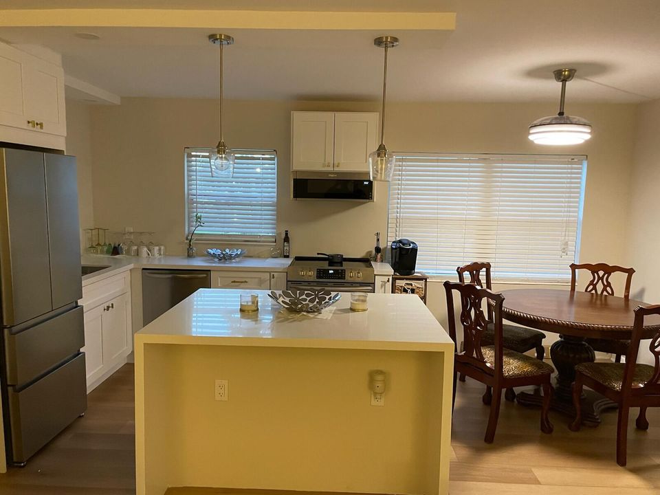 For Rent: $2,800 (2 beds, 1 baths, 840 Square Feet)