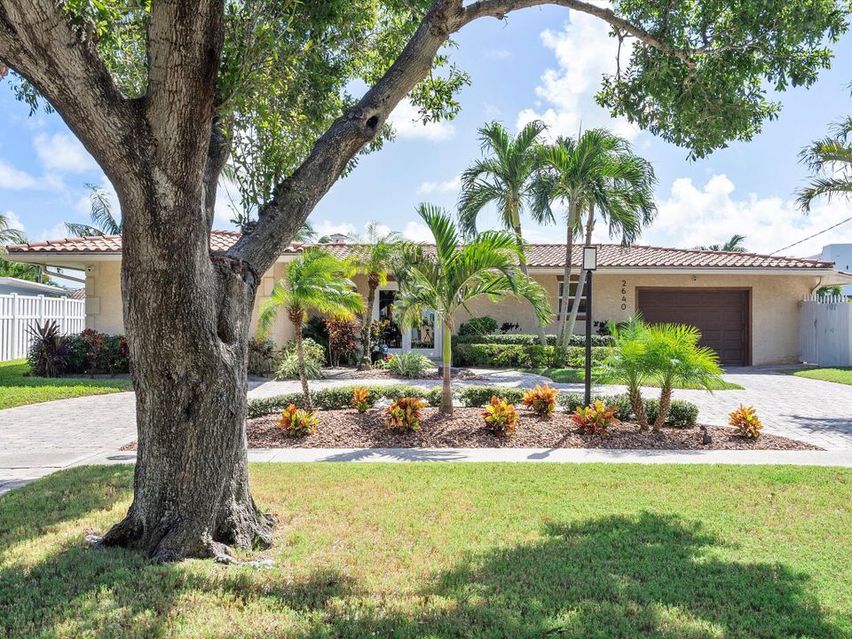 For Sale: $1,599,000 (2 beds, 2 baths, 1609 Square Feet)