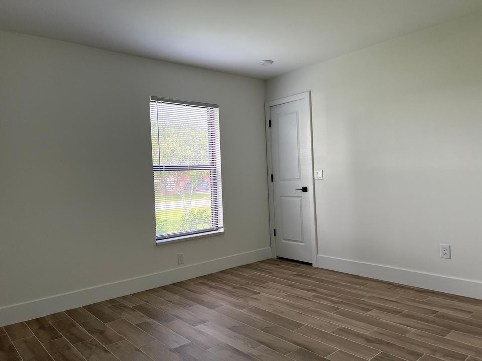 Active With Contract: $2,700 (3 beds, 2 baths, 1589 Square Feet)