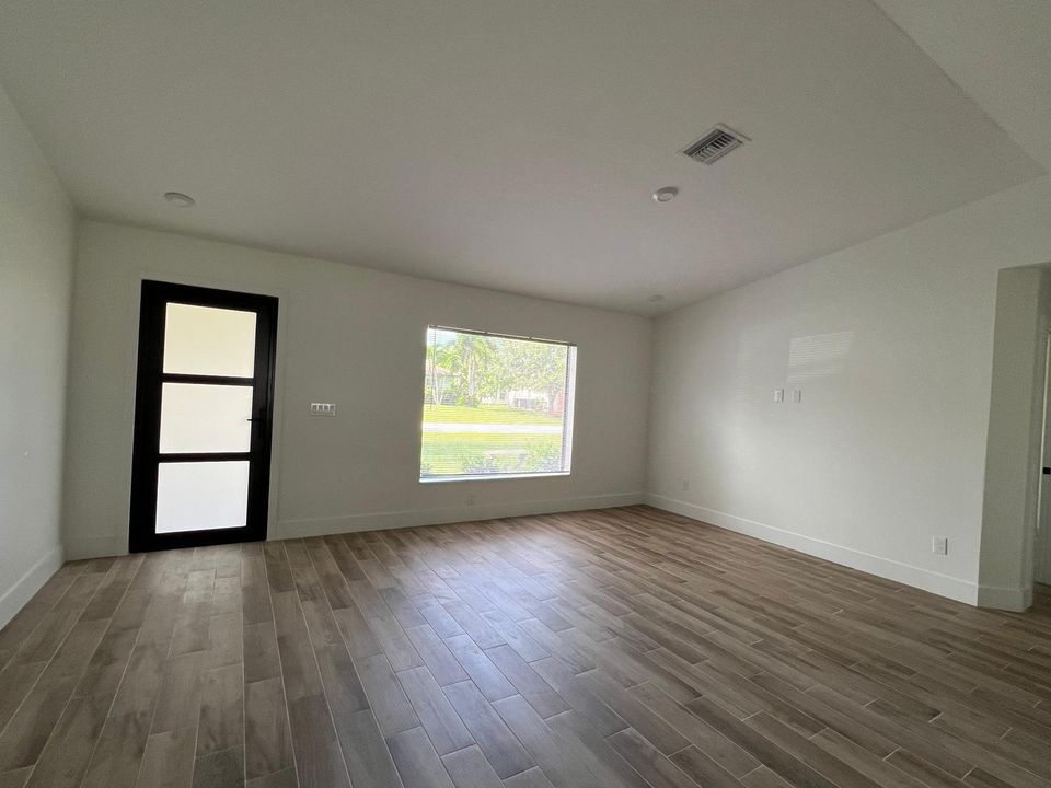 Active With Contract: $2,700 (3 beds, 2 baths, 1589 Square Feet)