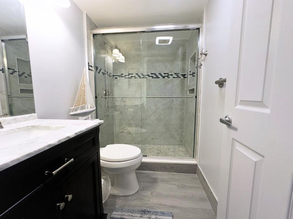 For Sale: $225,000 (2 beds, 1 baths, 861 Square Feet)