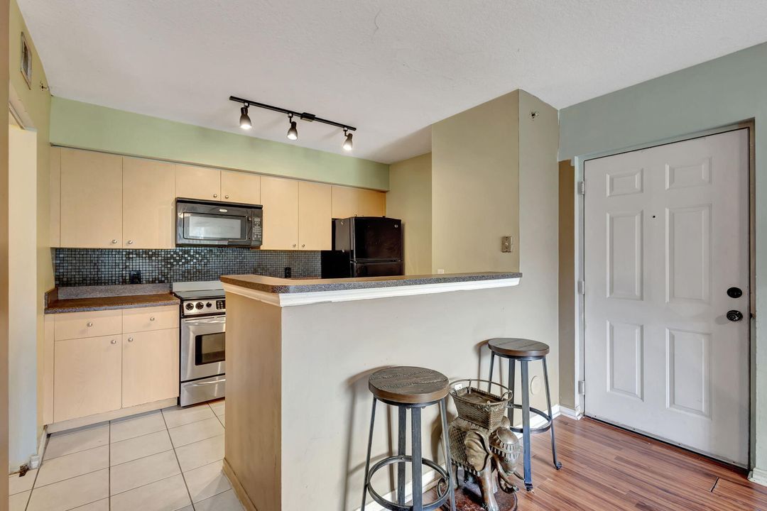 For Sale: $195,000 (2 beds, 1 baths, 926 Square Feet)