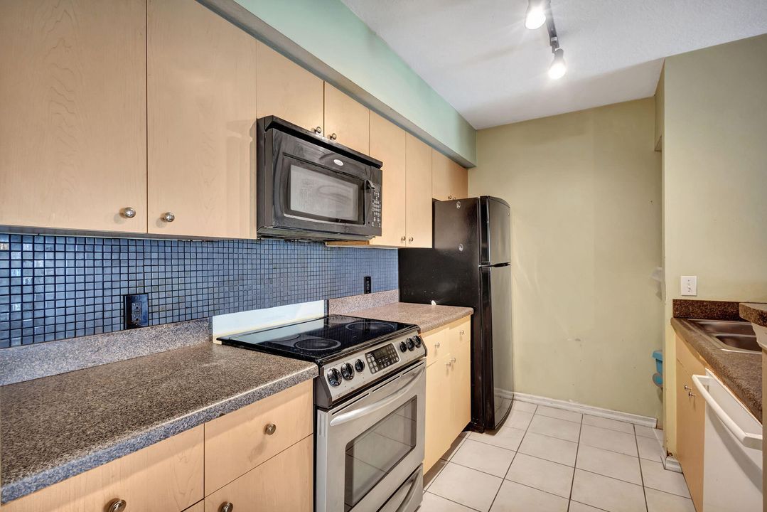 For Sale: $195,000 (2 beds, 1 baths, 926 Square Feet)