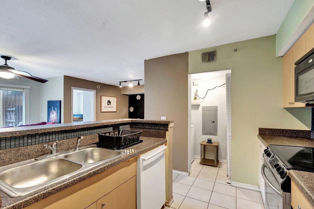 For Sale: $195,000 (2 beds, 1 baths, 926 Square Feet)