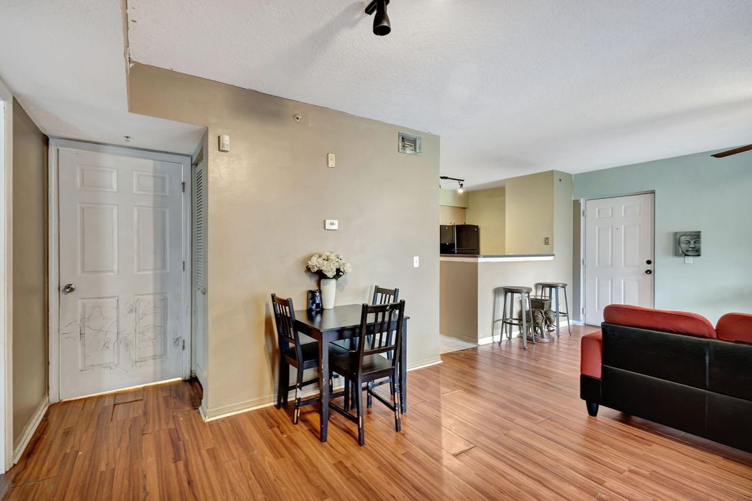 For Sale: $195,000 (2 beds, 1 baths, 926 Square Feet)