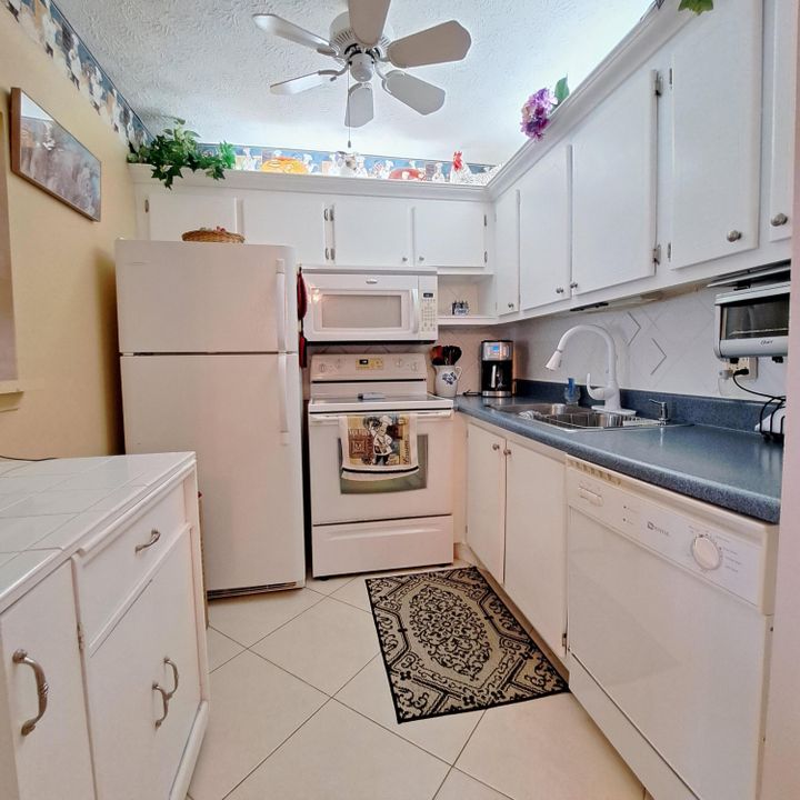 For Sale: $126,000 (1 beds, 1 baths, 684 Square Feet)