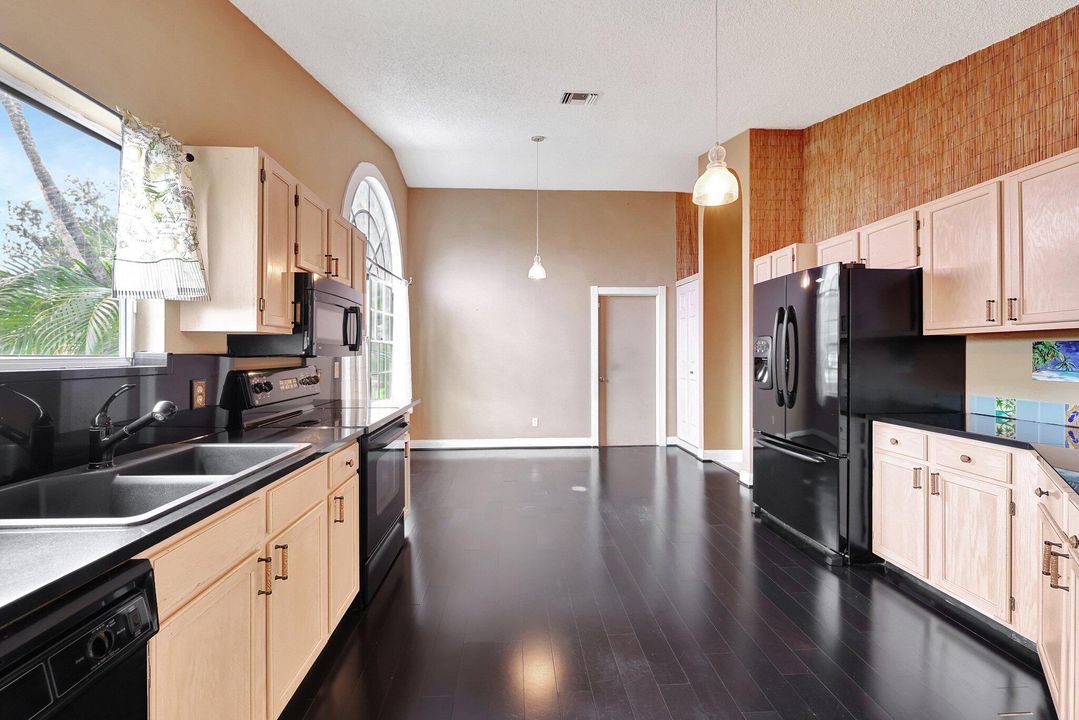 For Sale: $380,000 (3 beds, 2 baths, 1749 Square Feet)