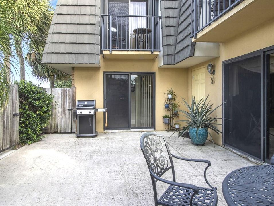 For Sale: $299,900 (2 beds, 2 baths, 1236 Square Feet)