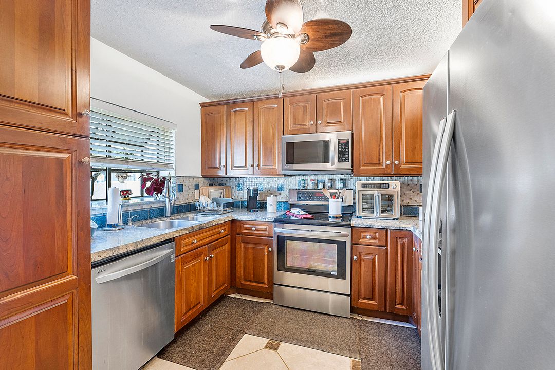 For Sale: $329,900 (2 beds, 2 baths, 1100 Square Feet)