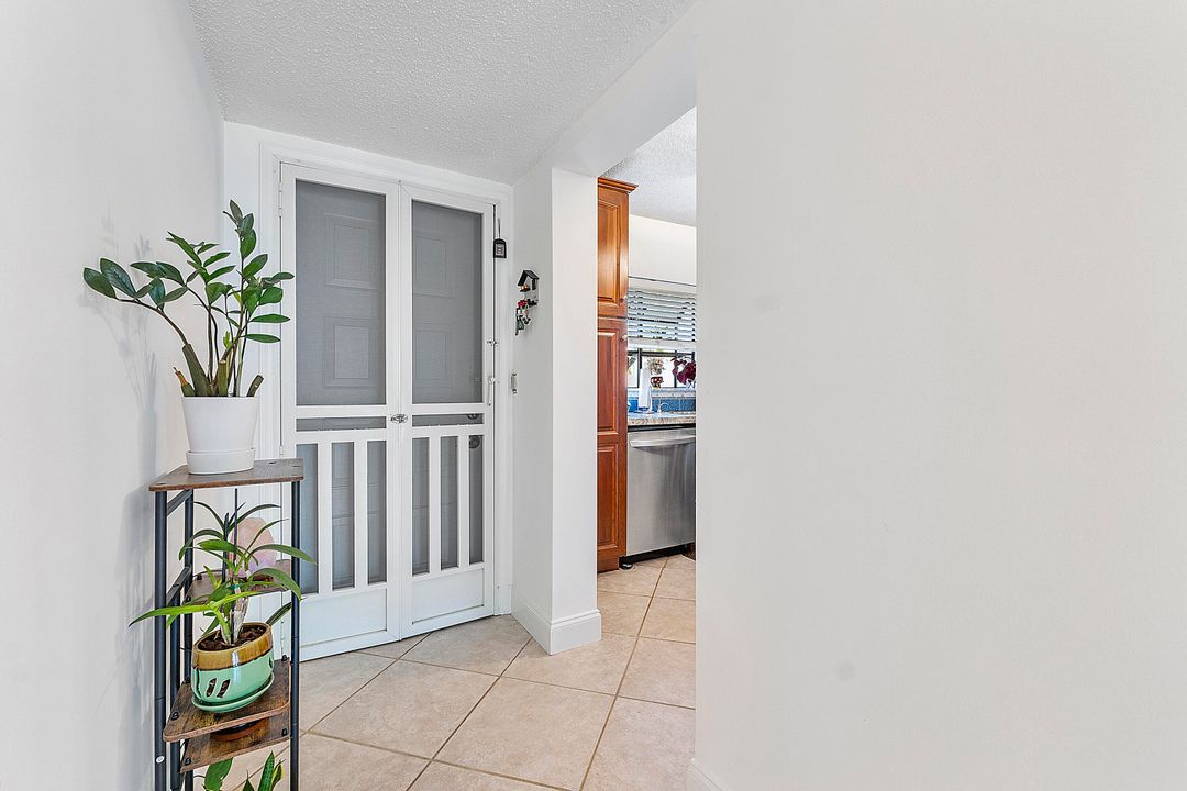 For Sale: $329,900 (2 beds, 2 baths, 1100 Square Feet)