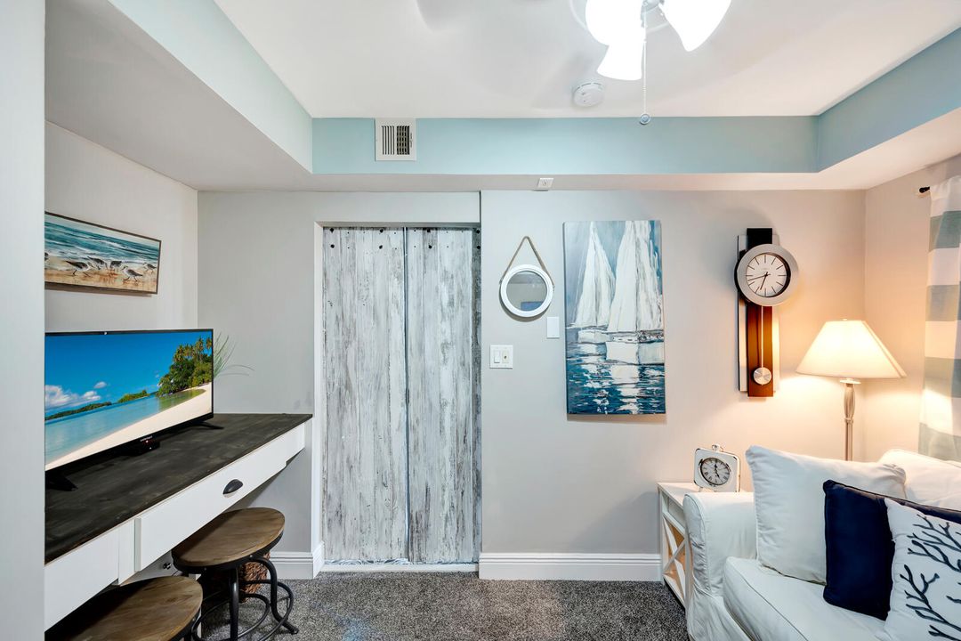 For Sale: $399,000 (2 beds, 1 baths, 938 Square Feet)