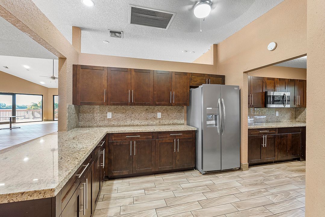 For Sale: $329,900 (2 beds, 2 baths, 1100 Square Feet)