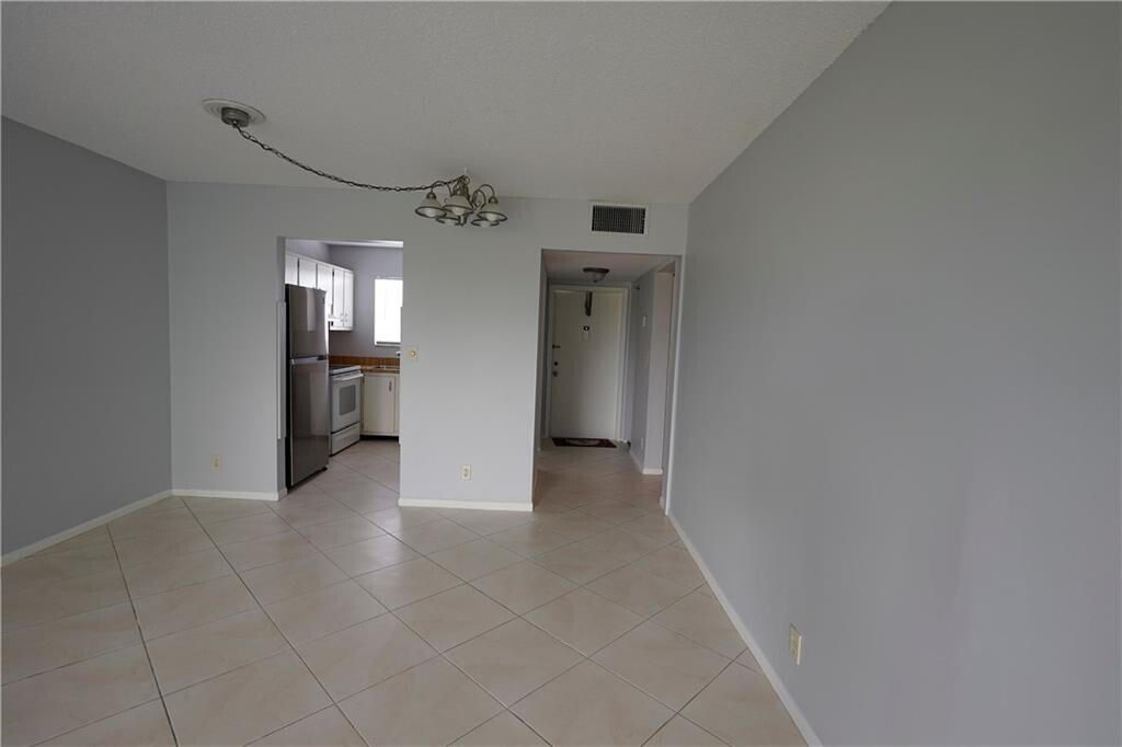 For Rent: $1,650 (1 beds, 1 baths, 751 Square Feet)