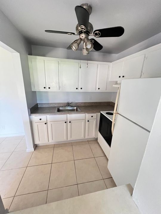 For Sale: $99,900 (1 beds, 1 baths, 738 Square Feet)