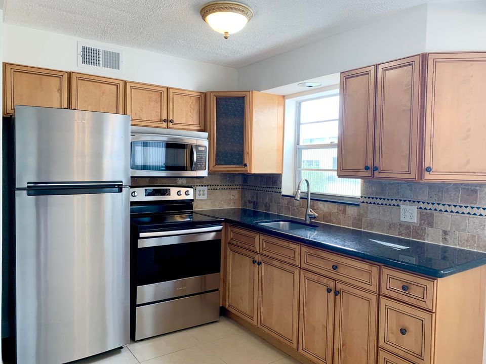 For Sale: $169,900 (2 beds, 1 baths, 798 Square Feet)