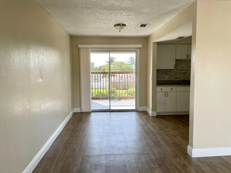 For Rent: $2,100 (2 beds, 2 baths, 930 Square Feet)