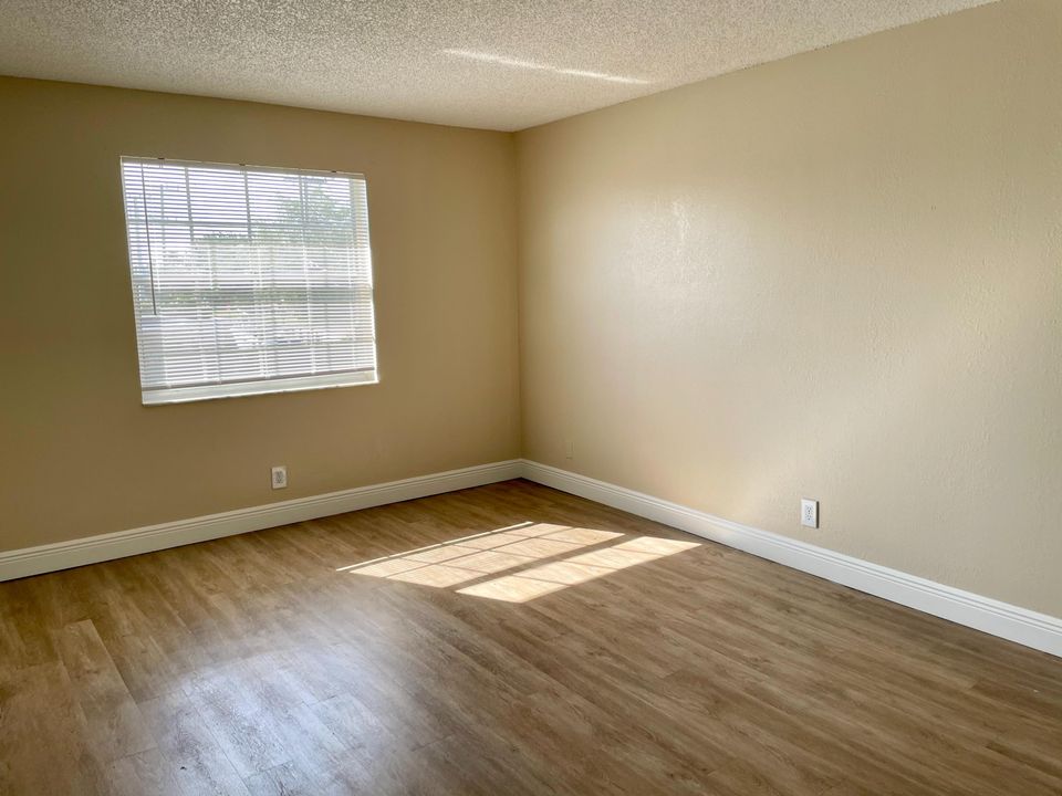 For Rent: $2,100 (2 beds, 2 baths, 930 Square Feet)